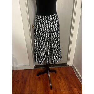 East 5th black stretch skirt size large